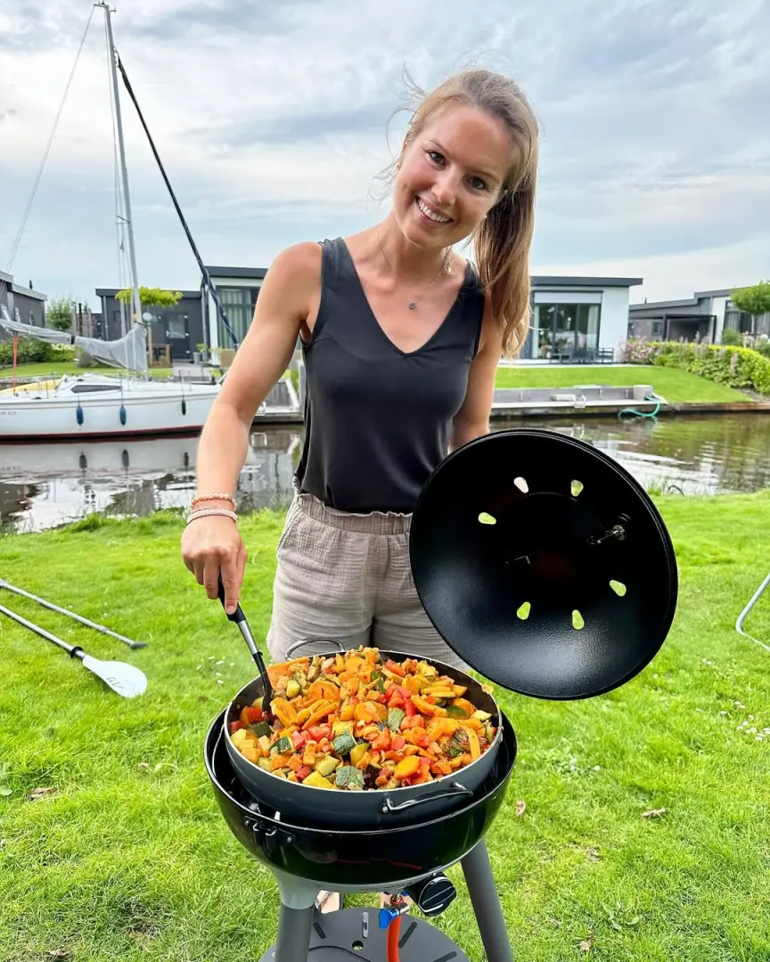 Groenterijke traybake op de barbecue