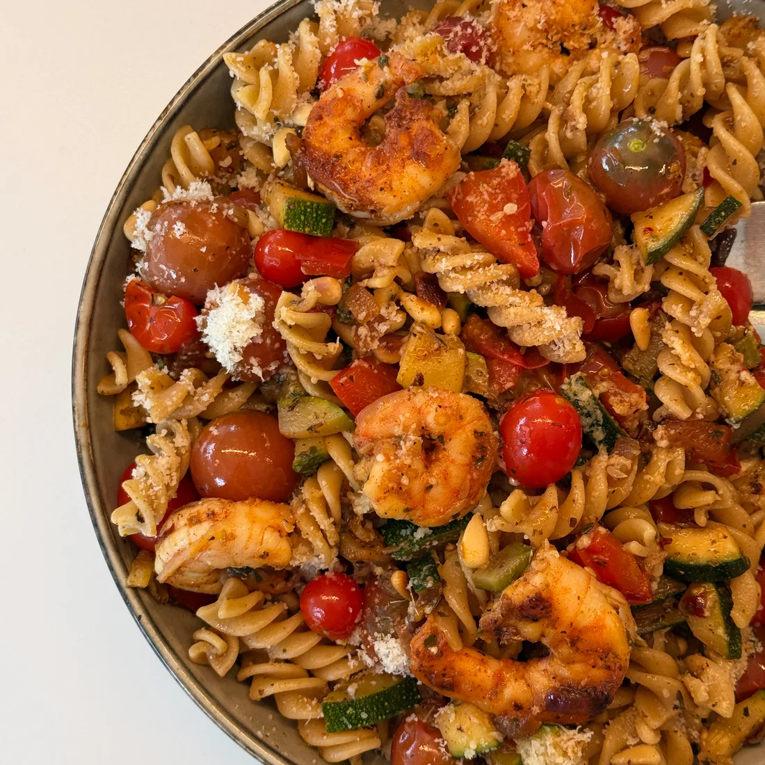 Pasta met scampi, courgette, tomaatjes en Parmezaanse kaas